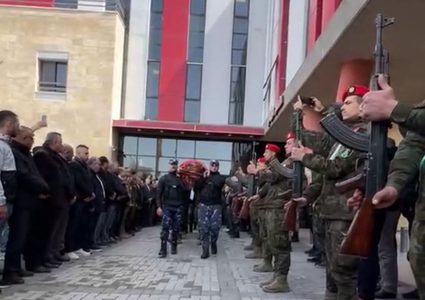 بدء مراسم الجنازة العسكرية لضحايا عائلة المسالمة في بلدة #بيت_عوا غرب الخليل؛ إثر سقوط شظـ،ـــــايا على مكان تواجدهن