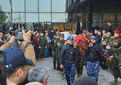 تشييع جثامين الشهيدات الثلاث في جنازة عسكرية مهيبة في الخليل