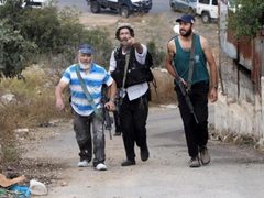 إصابات وإحراق مركبة خلال هجوم للمستوطنين ومواجهات مع الاحتلال في أبو فلاح