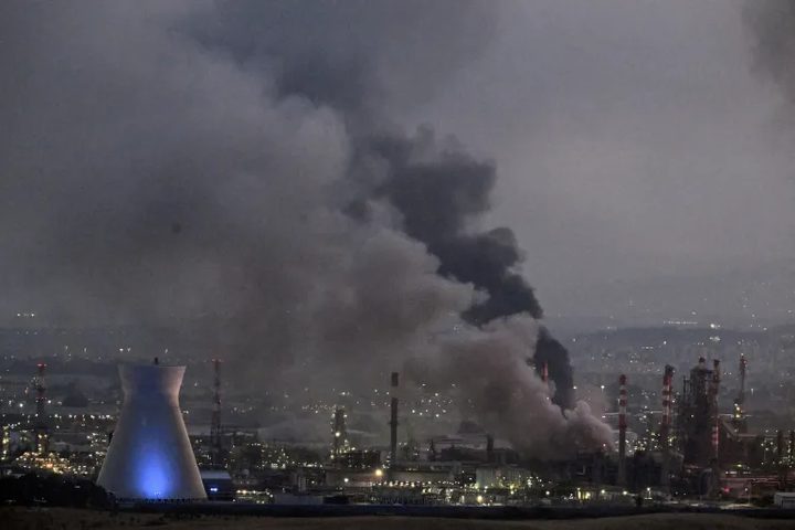 وزارة الطاقة في حكومة الاحتلال: هجوم إيراني يصيب مصافي النفط في حيفا