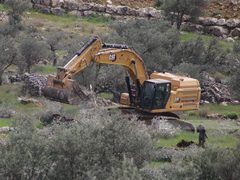 الاحتلال يجرف أراضي ويقتلع أشجار زيتون في عين يبرود شرق رام الله