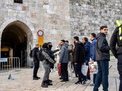 الاحتلال يمنع صلاة العيد في "الأقصى" والمصلون يؤدونها في محيطه وسط تضييق واعتداءات