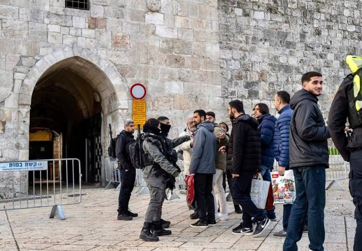 الاحتلال يمنع صلاة العيد في "الأقصى" والمصلون يؤدونها في محيطه وسط تضييق واعتداءات