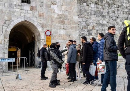 الاحتلال يمنع صلاة العيد في "الأقصى" والمصلون يؤدونها في محيطه وسط تضييق واعتداءات