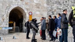 الاحتلال يمنع صلاة العيد في "الأقصى" والمصلون يؤدونها في محيطه وسط تضييق واعتداءات