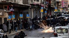 الاحتلال يمنع صلاة العيد في "الأقصى" والمصلون يؤدونها في محيطه وسط تضييق واعتداءات