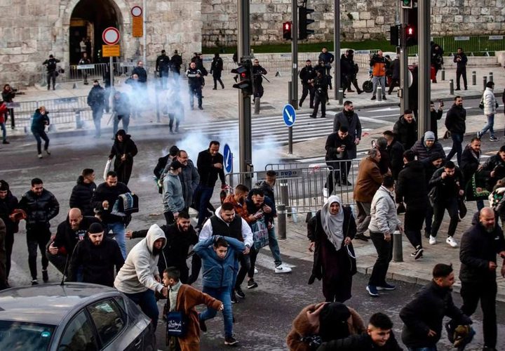 الاحتلال يمنع صلاة العيد في "الأقصى" والمصلون يؤدونها في محيطه وسط تضييق واعتداءات