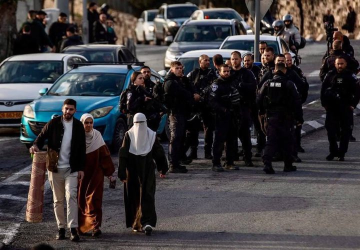 الاحتلال يمنع صلاة العيد في "الأقصى" والمصلون يؤدونها في محيطه وسط تضييق واعتداءات