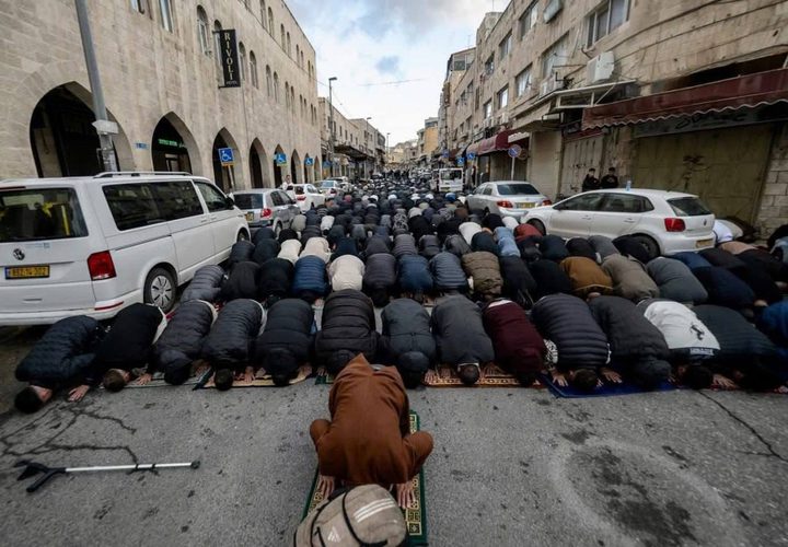 الاحتلال يمنع صلاة العيد في "الأقصى" والمصلون يؤدونها في محيطه وسط تضييق واعتداءات
