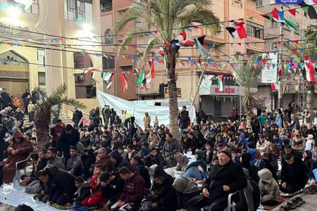 أداء صلاة العيد في الساحات وبين أنقاض المساجد التي دمرها الاحتلال في قطاع غزة