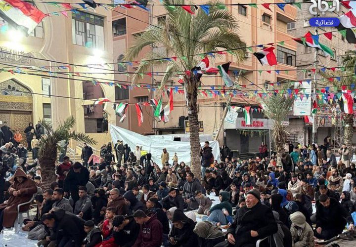 أداء صلاة العيد في الساحات وبين أنقاض المساجد التي دمرها الاحتلال في قطاع غزة