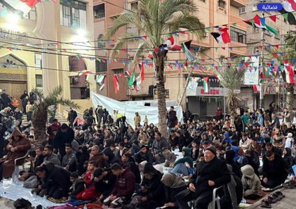 أداء صلاة العيد في الساحات وبين أنقاض المساجد التي دمرها الاحتلال في قطاع غزة