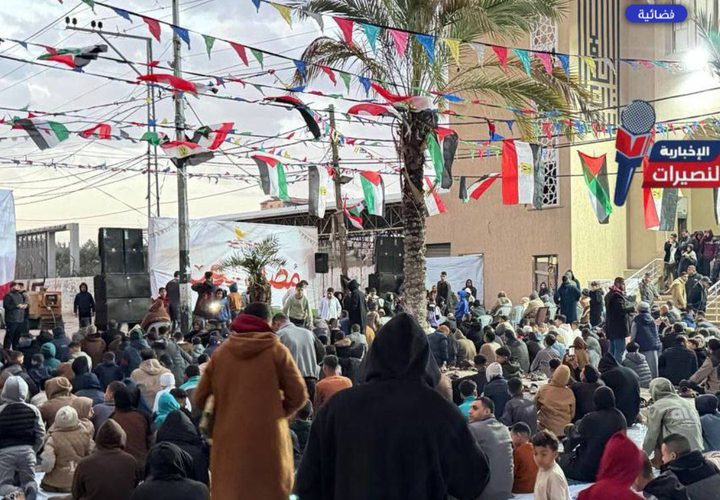 أداء صلاة العيد في الساحات وبين أنقاض المساجد التي دمرها الاحتلال في قطاع غزة