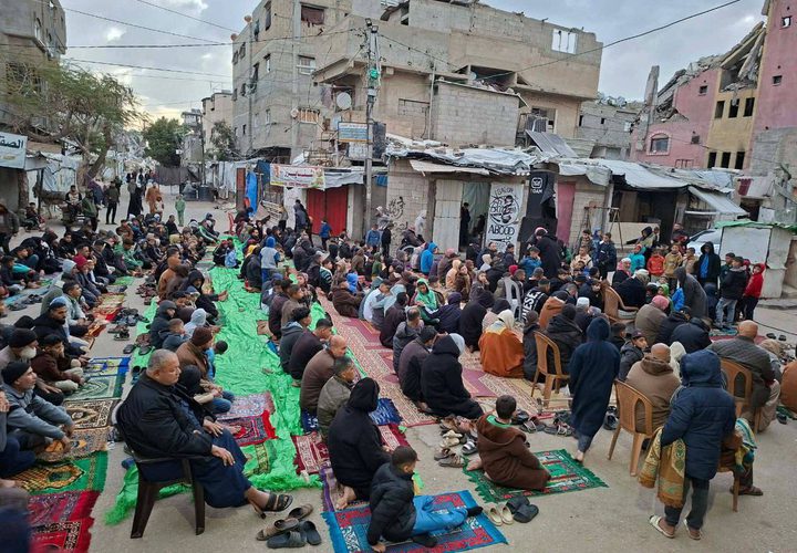 أداء صلاة العيد في الساحات وبين أنقاض المساجد التي دمرها الاحتلال في قطاع غزة