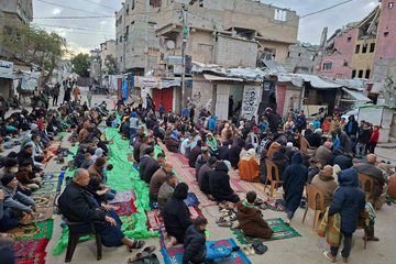 أداء صلاة العيد في الساحات وبين أنقاض المساجد التي دمرها الاحتلال في قطاع غزة