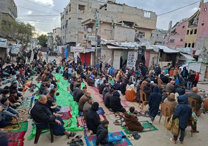 أداء صلاة العيد في الساحات وبين أنقاض المساجد التي دمرها الاحتلال في قطاع غزة