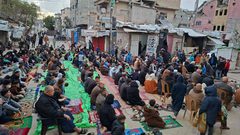 أداء صلاة العيد في الساحات وبين أنقاض المساجد التي دمرها الاحتلال في قطاع غزة