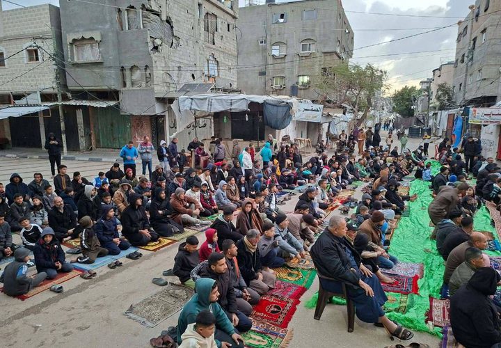 أداء صلاة العيد في الساحات وبين أنقاض المساجد التي دمرها الاحتلال في قطاع غزة