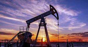 النفط يتراجع والخام الأميركي يتجه لأول خسائر في 5 أسابيع