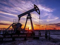 النفط يتراجع والخام الأميركي يتجه لأول خسائر في 5 أسابيع