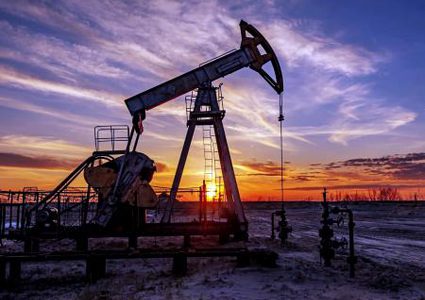 النفط يتراجع والخام الأميركي يتجه لأول خسائر في 5 أسابيع