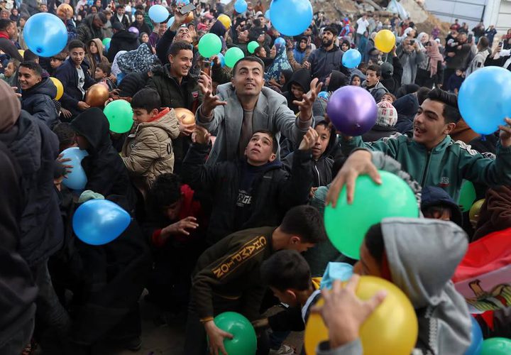 الفرحة تعود لأطفال غزة في أول أيام عيد الفطر المبارك، بعد أن حرموا منها لعامين متتاليين