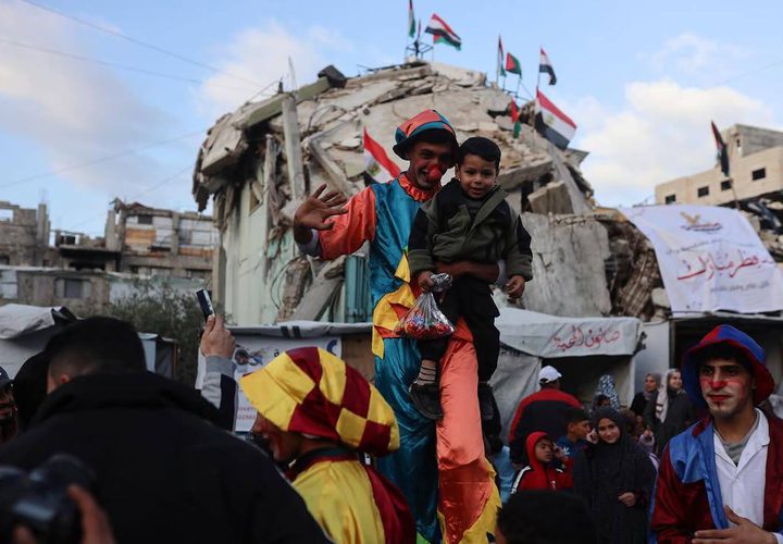 الفرحة تعود لأطفال غزة في أول أيام عيد الفطر المبارك، بعد أن حرموا منها لعامين متتاليين