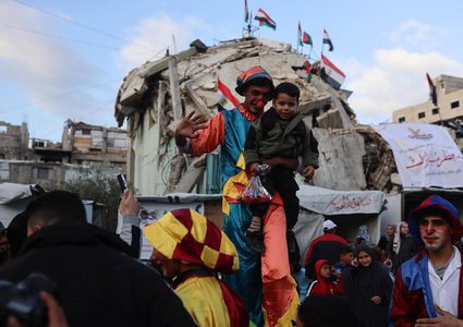 الفرحة تعود لأطفال غزة في أول أيام عيد الفطر المبارك، بعد أن حرموا منها لعامين متتاليين