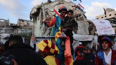 الفرحة تعود لأطفال غزة في أول أيام عيد الفطر المبارك، بعد أن حرموا منها لعامين متتاليين