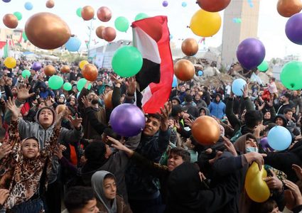الفرحة تعود لأطفال غزة في أول أيام عيد الفطر المبارك، بعد أن حرموا منها لعامين متتاليين