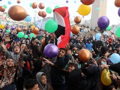 الفرحة تعود لأطفال غزة في أول أيام عيد الفطر المبارك، بعد أن حرموا منها لعامين متتاليين