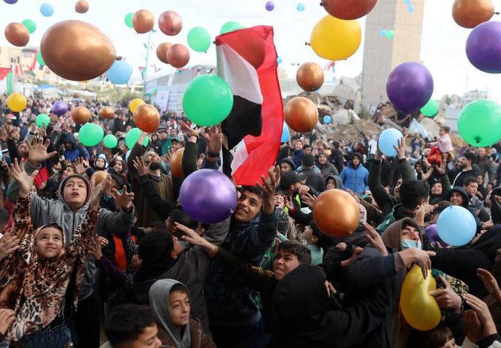 الفرحة تعود لأطفال غزة في أول أيام عيد الفطر المبارك، بعد أن حرموا منها لعامين متتاليين