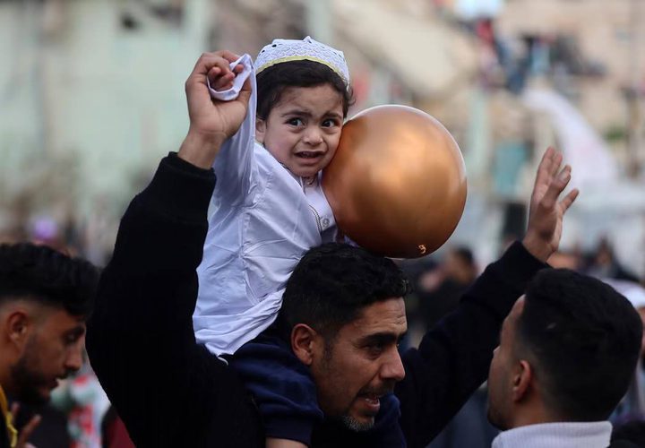الفرحة تعود لأطفال غزة في أول أيام عيد الفطر المبارك، بعد أن حرموا منها لعامين متتاليين