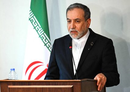 عراقجي يحذر بريطانيا من استخدام قواعدها ضد إيران ويعتبره “مشاركة بالعدوان”