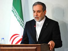 عراقجي يحذر بريطانيا من استخدام قواعدها ضد إيران ويعتبره “مشاركة بالعدوان”