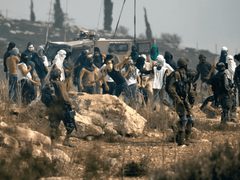 الاحتلال يعتقل راعياً ويحتجز آخرين شمال ديراستيا عقب اعتداء مستوطنين