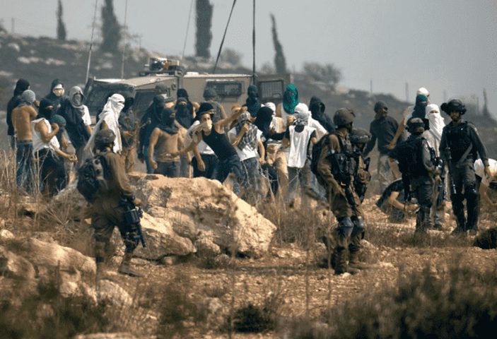 الاحتلال يعتقل راعياً ويحتجز آخرين شمال ديراستيا عقب اعتداء مستوطنين