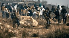 الاحتلال يعتقل راعياً ويحتجز آخرين شمال ديراستيا عقب اعتداء مستوطنين