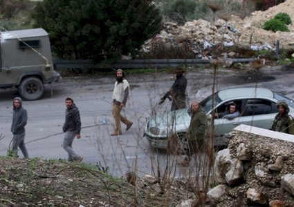 مستوطنون يهاجمون مركبات المواطنين جنوب شرق بيت لحم