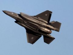 الاحتلال يعترف بتعرض مقاتلة إسرائيلية لهجوم في سماء إيران