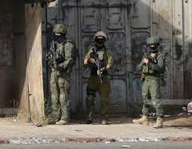 إصابة شاب برصاص الاحتلال واعتقال آخر في بلدة بيت عوا بالخليل