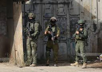 إصابة شاب برصاص الاحتلال واعتقال آخر في بلدة بيت عوا بالخليل