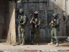 إصابة شاب برصاص الاحتلال واعتقال آخر في بلدة بيت عوا بالخليل