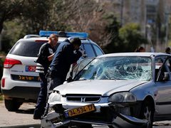 مستوطنون يهاجمون مركبات المواطنين جنوب نابلس