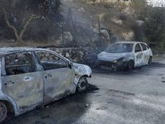 3 إصابات واحراق 4 مركبات في هجوم للمستوطنين على جالود جنوب شرق نابلس