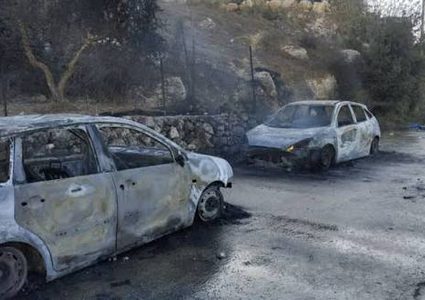 3 إصابات واحراق 4 مركبات في هجوم للمستوطنين على جالود جنوب شرق نابلس