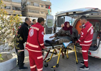 الهلال الأحمر : إجلاء 20 مريضا ومرافقا عبر معبر رفح