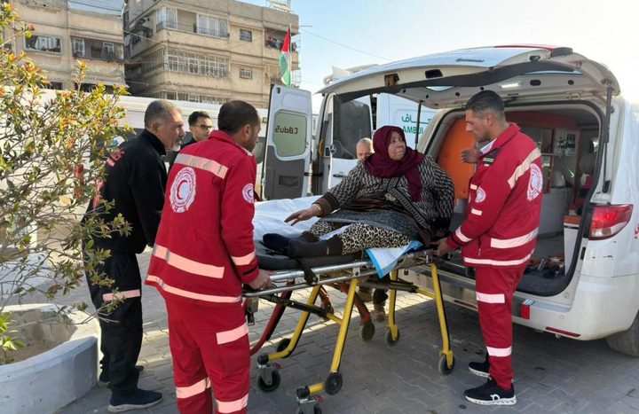 الهلال الأحمر : إجلاء 20 مريضا ومرافقا عبر معبر رفح