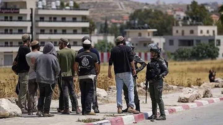 مستعمرون يطلقون النار على محول كهرباء في بلدة بيتا