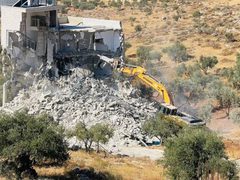 الاحتلال يهدم منزلاً جنوب نابلس